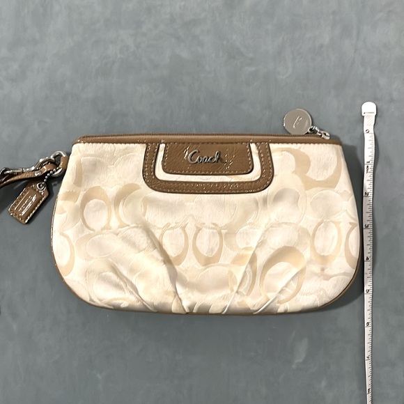 Spring Cleaning Find: Pristine Coach Wristlet in Beige - Picture 7 of 7